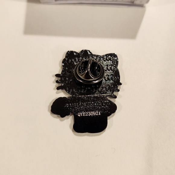 Loungefly Hello Kitty Summer Glitter Mermaid Blind Box Enamel Pin Sea Shell Open - Picture 9 of 10